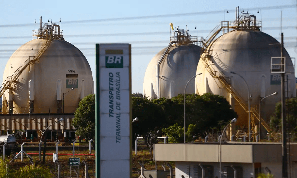 Transpetro abre concurso público com 4,1 mil vagas e salários de até R$ 15 mil